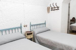 Łóżko lub łóżka w pokoju w obiekcie Casa Cueva Picoesquina