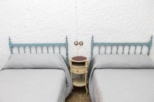 Łóżko lub łóżka w pokoju w obiekcie Casa Cueva Picoesquina