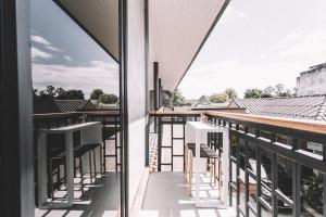 einen Blick vom Balkon eines Gebäudes in der Unterkunft Sleepy House Chiang Rai in Chiang Rai