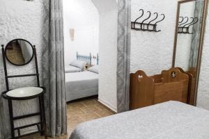 Łóżko lub łóżka w pokoju w obiekcie Casa Cueva Picoesquina
