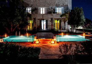 ein großes Haus mit Swimmingpool in der Nacht in der Unterkunft Villa Kamilia Essaouira in Essaouira