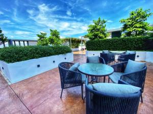 大山腳的住宿－RUMA Executive Homestay Bukit Mertajam with Pool Netflix #FREETAX，庭院设有桌椅。