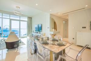 Fotografie z fotogalerie ubytování Luxury 3BR & Maids room - Full Sea View - AIN Dubai View - Palm View v Dubaji