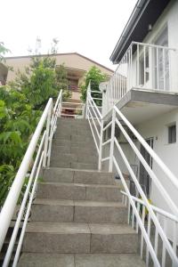 una rampa di scale che porta a una casa di Apartments Villa Naumovi a Star Dojran