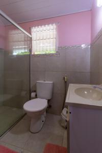 ein Bad mit einem WC und einem Waschbecken in der Unterkunft Suítes Valdira in Arraial d'Ajuda