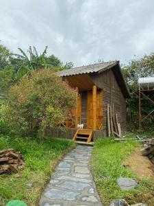 una pequeña casa con un camino que conduce a ella en Hoa Chanh Eco Home en Sa Pa