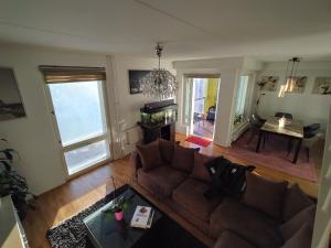 vistas panorámicas a una sala de estar con sofá y mesa en Helsinki Penthouse near the west harbor, en Helsinki