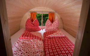 A bed or beds in a room at Waldcamping Brombach