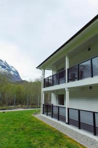 Una vista exterior de una casa con montañas al fondo. en Loen Apartments, en Loen 37 fotos más