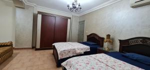 A bed or beds in a room at Comfy 2-Bedrooms Apartment in Cairo 44-2