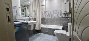 A bathroom at Comfy 2-Bedrooms Apartment in Cairo 44-2