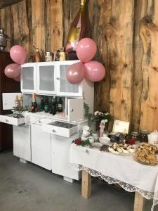 にあるAgroturystyka Prynukaのピンクの風船と食べ物が入ったテーブル付きのキッチン