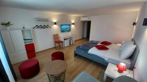 Postel nebo postele na pokoji v ubytování Amaryllis residence, apartment Diana & Deluxe rooms with shared kitchen