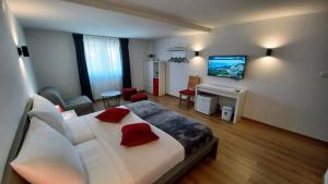 Postel nebo postele na pokoji v ubytování Amaryllis residence, apartment Diana & Deluxe rooms with shared kitchen