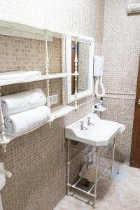 a bathroom with a sink and a bunk bed at Casa Cueva Picoesquina in Guadix