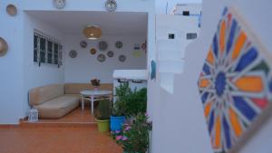 Uma área de estar em Riad Dari