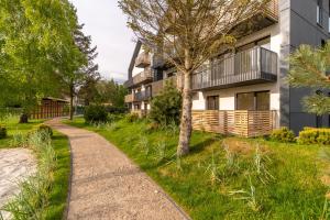 Vonkajšia záhrada v ubytovaní Apartament BIRCH TREE SurfingBird Dźwirzyno