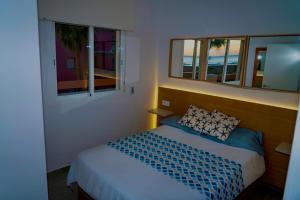 Un ou plusieurs lits dans un hébergement de l'établissement Apartasuites Royal Zahara, Máximo confort con vistas al mar