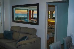 Coin salon dans l'établissement Apartasuites Royal Zahara, Máximo confort con vistas al mar