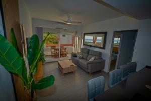 Coin salon dans l'établissement Apartasuites Royal Zahara, Máximo confort con vistas al mar