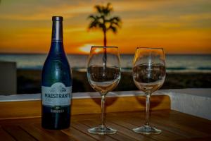 Boissons dans l'établissement Apartasuites Royal Zahara, Máximo confort con vistas al mar