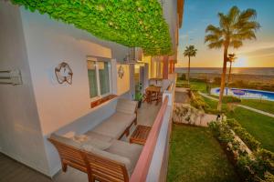 Piscine de l'établissement Apartasuites Royal Zahara, Máximo confort con vistas al mar ou située à proximité