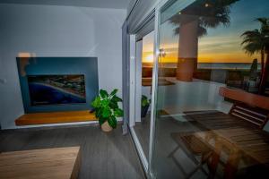 uma sala de estar com vista para o oceano em Apartasuites Royal Zahara, Máximo confort con vistas al mar em Zahara de los Atunes