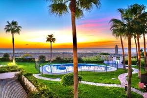 Piscine de l'établissement Apartasuites Royal Zahara, Máximo confort con vistas al mar ou située à proximité