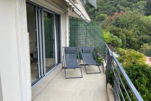 twee blauwe stoelen op een balkon bij Sea View & Large Terrace LIVE IN LA VISTA in Cannes