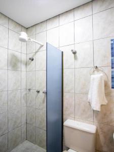 uma casa de banho com duche, WC e chuveiro em Hotel Urban em São Paulo