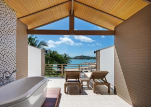 チョンモンビーチにあるGarrya Tongsai Bay Samuiのバスタブがあり海が見えるバスルーム