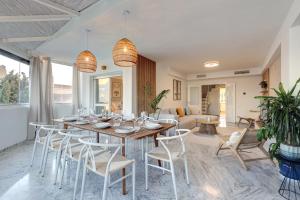 Restaurace v ubytování Bright Nordic style penthouse in beachside resort