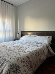 Een bed of bedden in een kamer bij Gijon Infiesto laviada