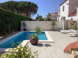 a swimming pool in the backyard of a house at Villa Antonia con piscina privada AC y wifi in Tarragona