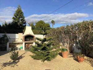 a house with a christmas tree in the yard at Villa Antonia con piscina privada AC y wifi in Tarragona