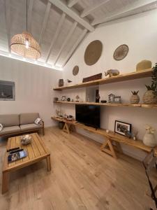 uma sala de estar com um sofá e uma televisão em Azores 5 estrelas em Porto Judeu