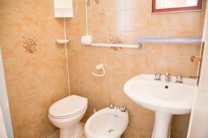 a bathroom with a toilet and a sink at Loft Seccheto sul Mare in Seccheto