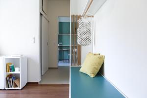 Cette chambre dispose d'un sol bleu et d'un couloir avec une étagère. dans l'établissement ViLLaRa: Style, Hospitality & Design (City Center), à Athènes