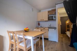 Dapur atau dapur kecil di Charming studio with beautiful view - Huez - Welkeys