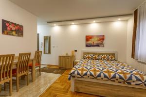 1 dormitorio con 1 cama y comedor en Apartman Gavrilov 2 en Zlatibor