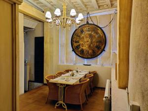 uma sala de jantar com um grande relógio na parede em Posada Restaurante Casa de la Sal em Candelario
