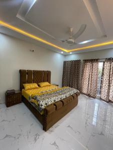 ein Schlafzimmer mit einem Bett und einer Decke in der Unterkunft Bahria Residency in Rawalpindi