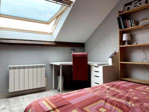 a attic bedroom with a bed and a window at -- Le Sanctuaire, à 50 mètres de la Gare -- in Annecy