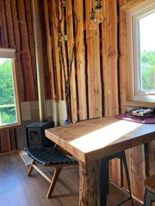 una mesa de madera en una habitación con fogones en "Refugio Pulli" Tierra y naturaleza, en Villarrica