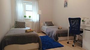 1 dormitorio con 2 camas, escritorio y silla en Apartament SREBRNY Krakowskie Przedmieście 26, en Lublin