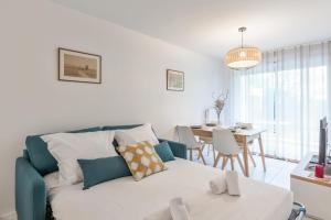 Zdjęcie z galerii obiektu Appartement Delacroix - Welkeys w La Rochelle +4 zdjęcia