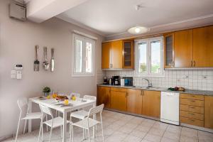 Kuchyňa alebo kuchynka v ubytovaní Villa Horizon by Villa Plus
