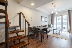 sala de estar con mesa y sofá en Sleek Residence Flat With Great Location in Sisli, en Estambul