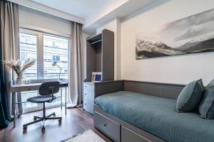 1 dormitorio con cama, escritorio y silla de escritorio en Sleek Residence Flat With Great Location in Sisli, en Estambul