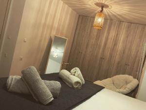 um quarto com uma cama com toalhas e um espelho em Kythnos Beach house em Kythnos